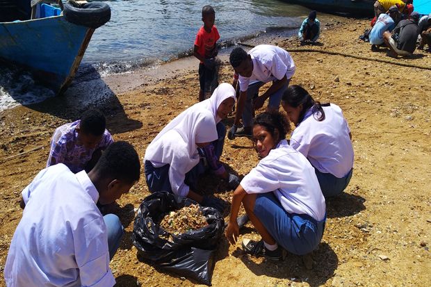 Puluhan Ton Sampah Plastik...