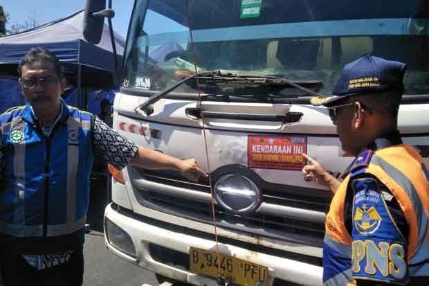 50% Truk di Jalan Tol...
