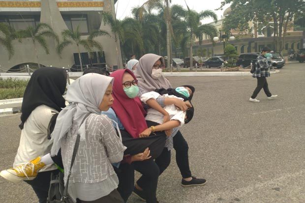 Sejumlah Mahasiswi di...