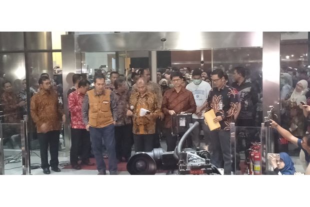 Pimpinan KPK Serahkan...