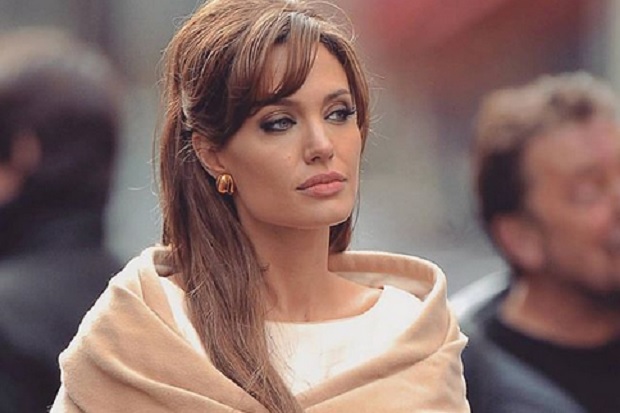 Angelina Jolie Buka...