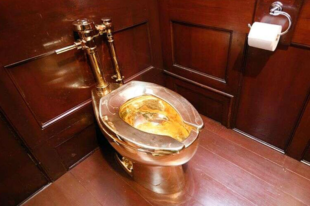 Toilet Emas Dicuri dari...