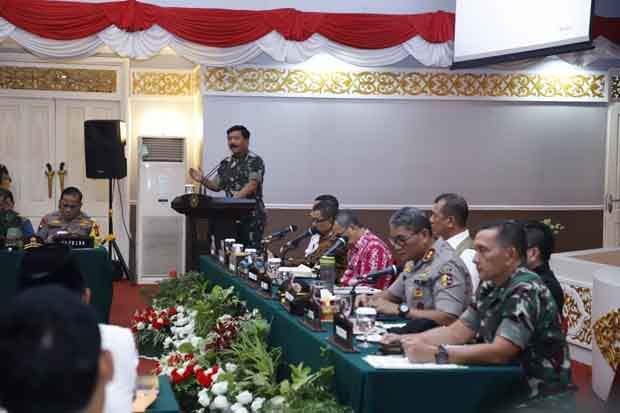 Panglima TNI Pimpin...
