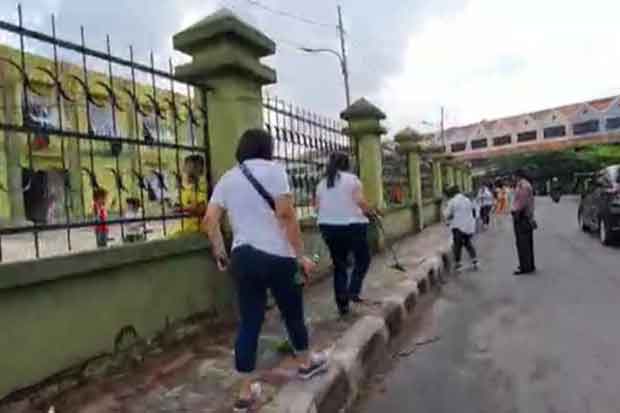 Puluhan Orang Tua Bersihkan...