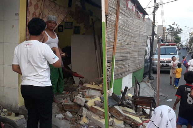 Pikap Seruduk Rumah...