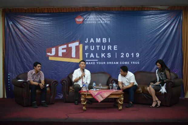 Di Gedung Djoeang 45,...