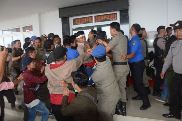Bentrok Massa HMI dan...