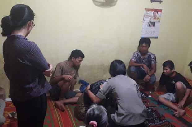 Tertidur di Rel, Warga...