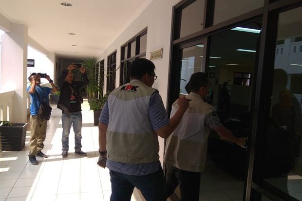 KPK Geledah Tiga Kantor...