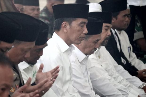 Presiden Jokowi Salat...