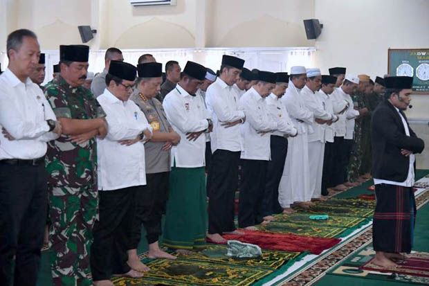 Presiden Jokowi Salat...