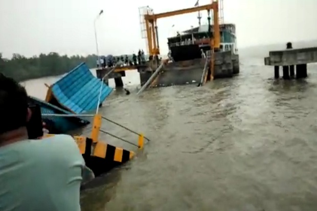 Jembatan di Pelabuhan...