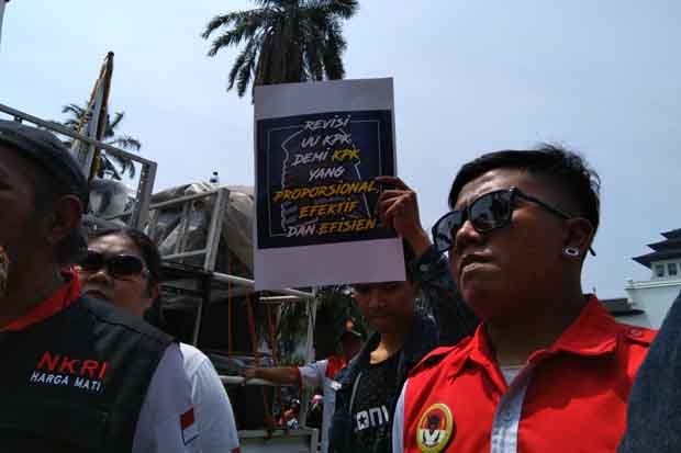 Kelompok Pro dan Kontra...
