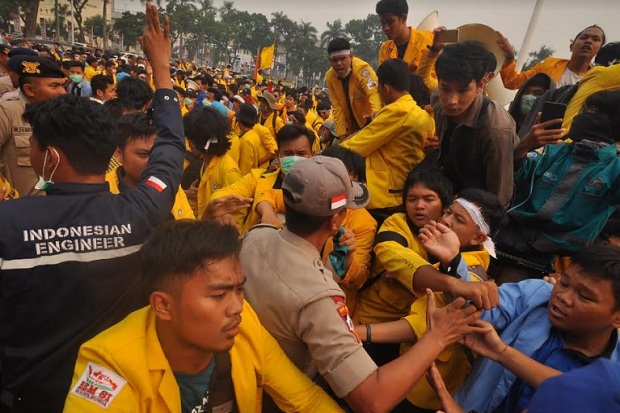 Demo Karhutla di Palembang...