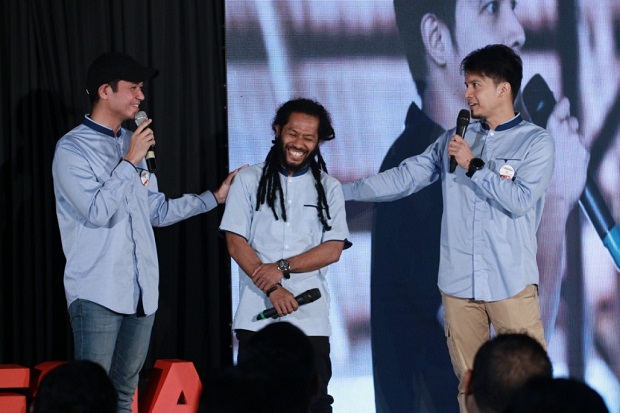Sejumlah Artis Bersama...