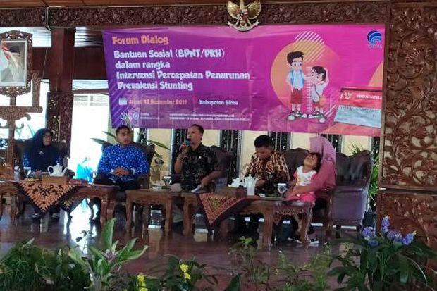 Kemkominfo Sosialisasikan...