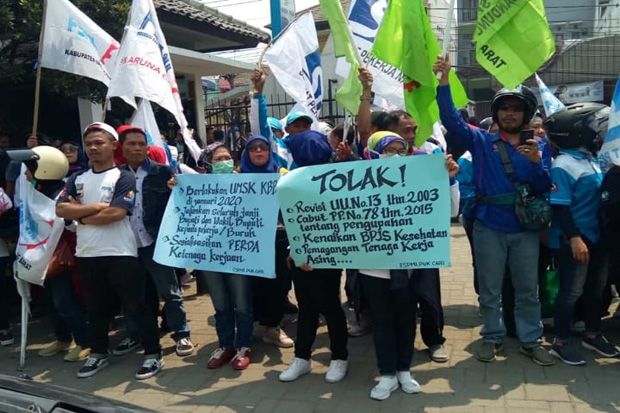 Buruh KBB Demo di DPRD,...