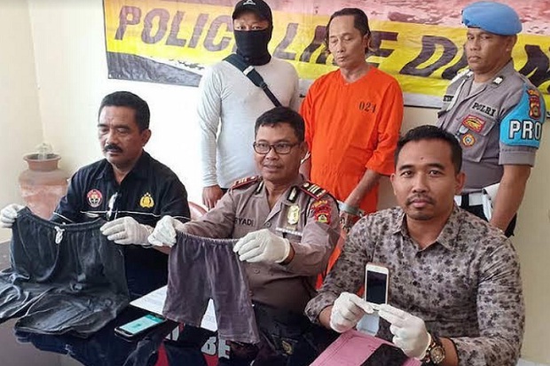 Ditinggal Istri ke Luar...