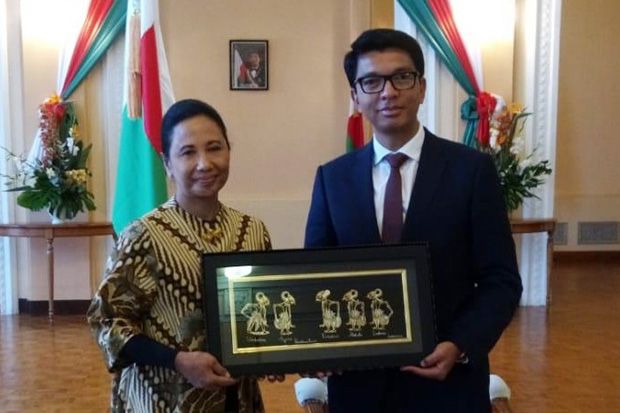 Rini Dorong BUMN Membangun...