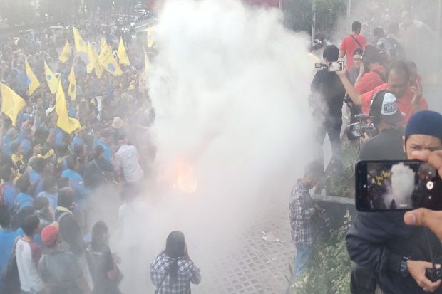 Gelar Aksi di KPK, Demonstran...