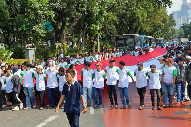 Bentangkan Bendera Raksasa,...