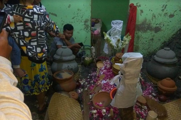 Mbah Pani Jalani Ritual...