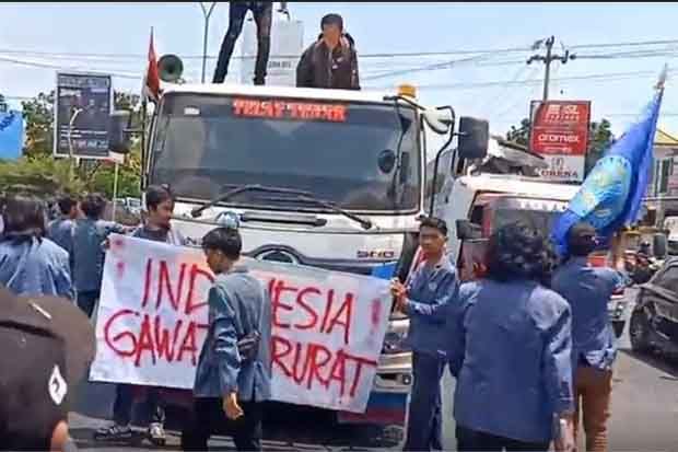 Mahasiswa Cirebon Demo...