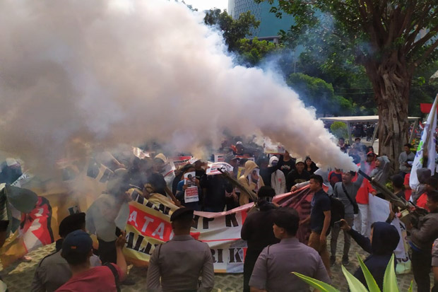 Massa MPK Gelar Aksi...