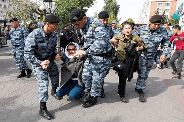 Protes Anti-China Pecah...