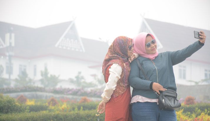 Warga Selfie di Tengah...