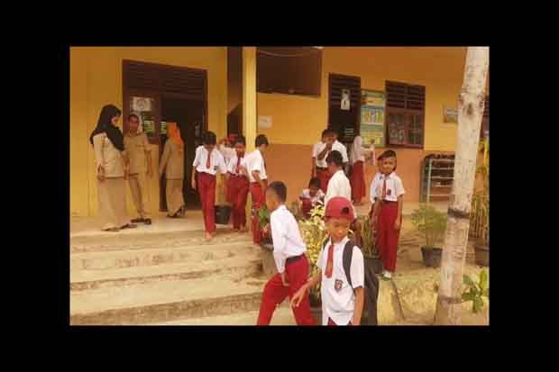 Kabut Masih Pekat, Siswa...