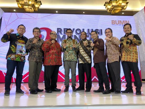 Dirut Pelindo IV Raih...