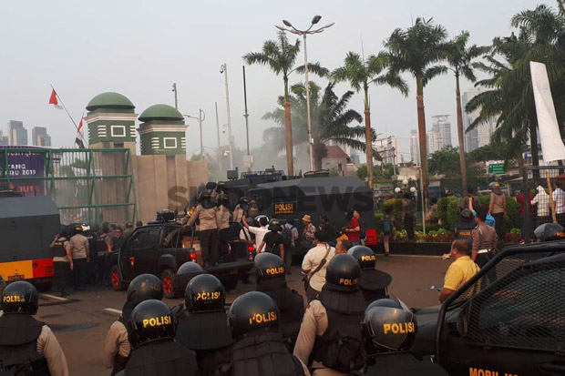Unjuk Rasa di Depan...
