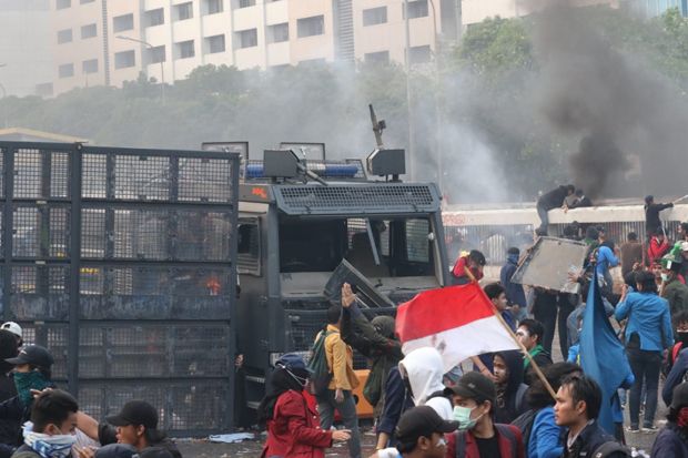 Ricuh Polisi vs Mahasiswa...