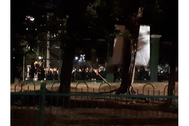 Polisi Kembali Bentrok...