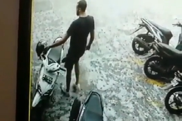 Viral, Turis Asing Terekam...