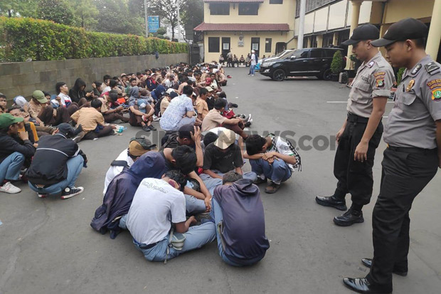 Demo Ricuh di DPR, 570...