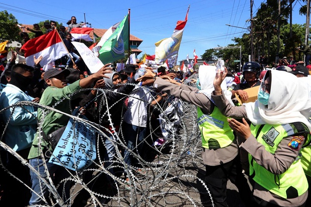 Demontrasi di Surabaya...