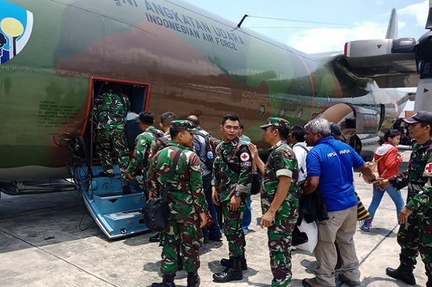 Tim Kesehatan TNI Bantu...