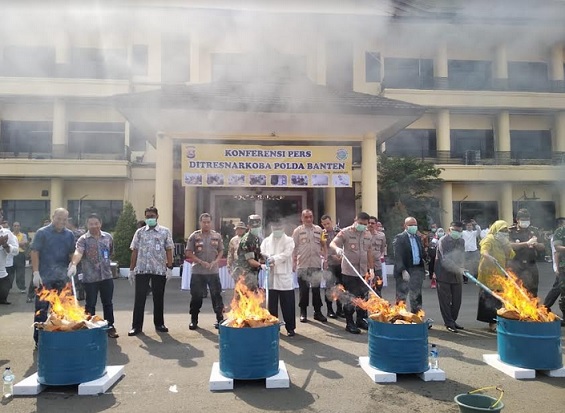 Polda Banten Musnahkan...