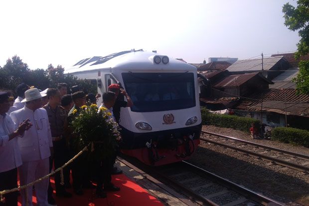 Kereta Istimewa Meluncur...