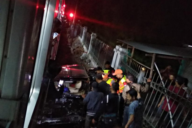 KRL Tabrak Minibus di...