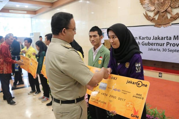 Anies Bagikan Kartu...