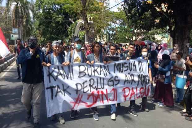 Ribuan Mahasiswa di...