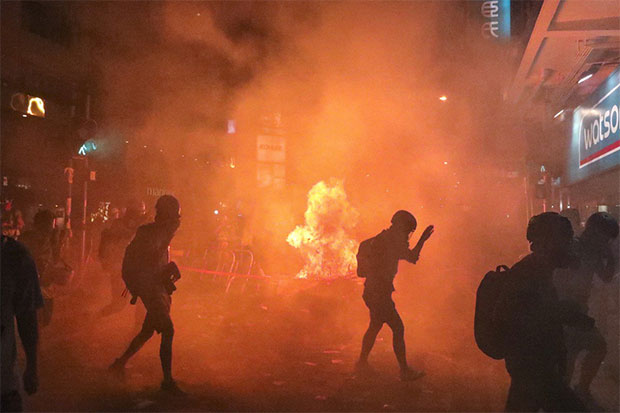 Polisi Hong Kong Tangkap...