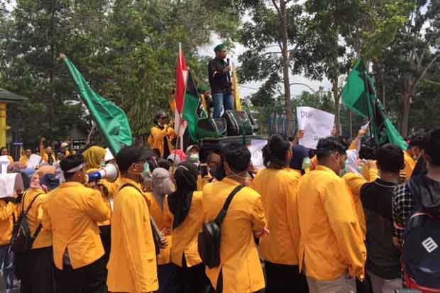 Ratusan Mahasiswa Untama...