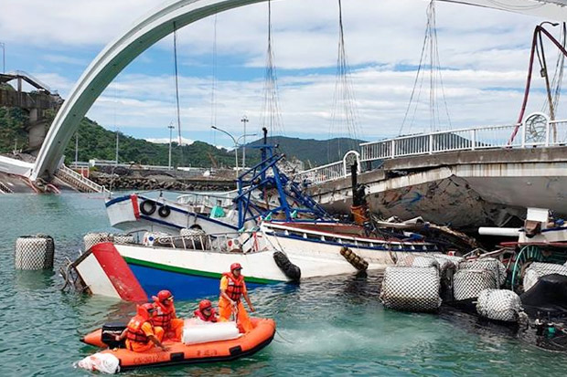 Jembatan Taiwan Runtuh...