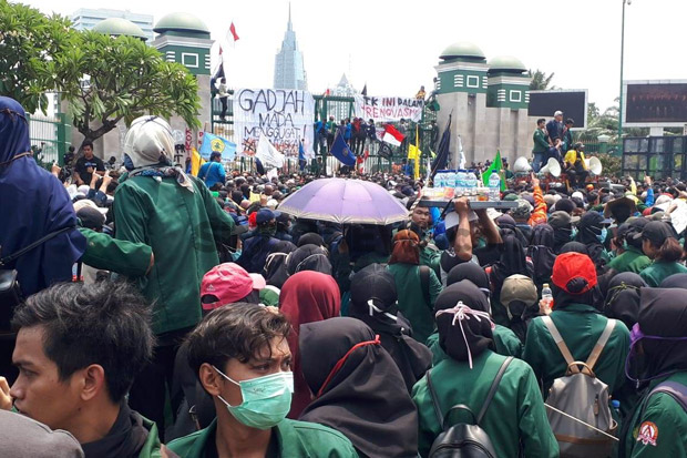 Menyamar Pakai Almamater,...