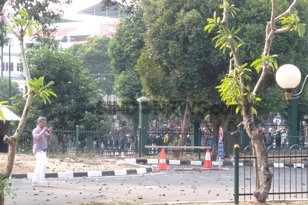 Aksi Demo Rusak Fasilitas...