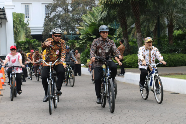 Hari Batik Nasional,...